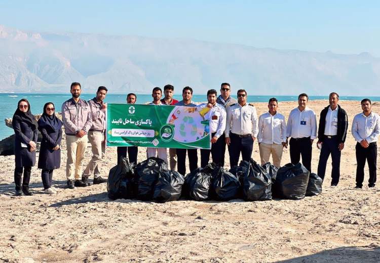 پاکسازی ساحل نایبند توسط کارکنان مخازن سبز