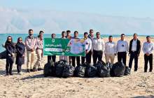 پاکسازی ساحل نایبند توسط کارکنان مخازن سبز