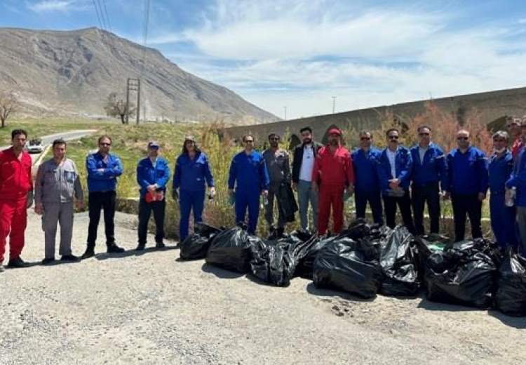پاکسازی طبیعت به دستان کارکنان پتروشیمی شازند