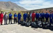 پاکسازی طبیعت به دستان کارکنان پتروشیمی شازند